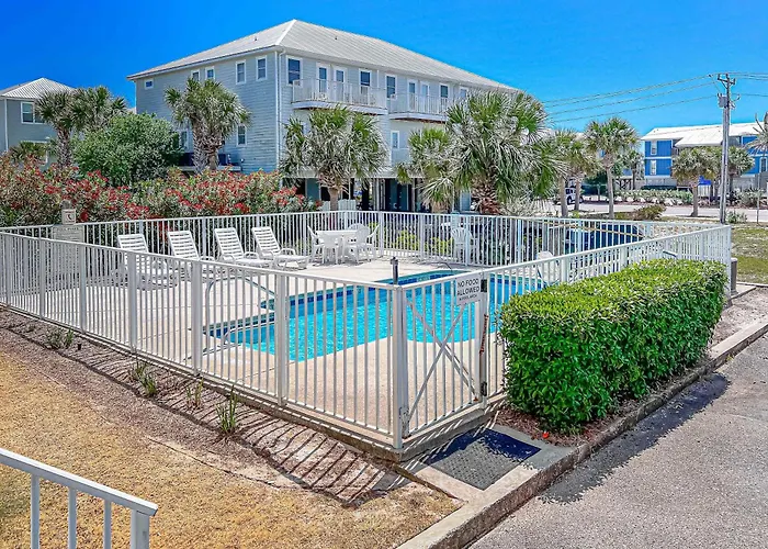 Holiday home Renovated 1st-floor With Pool & New Furnishings - 1 Block To The *