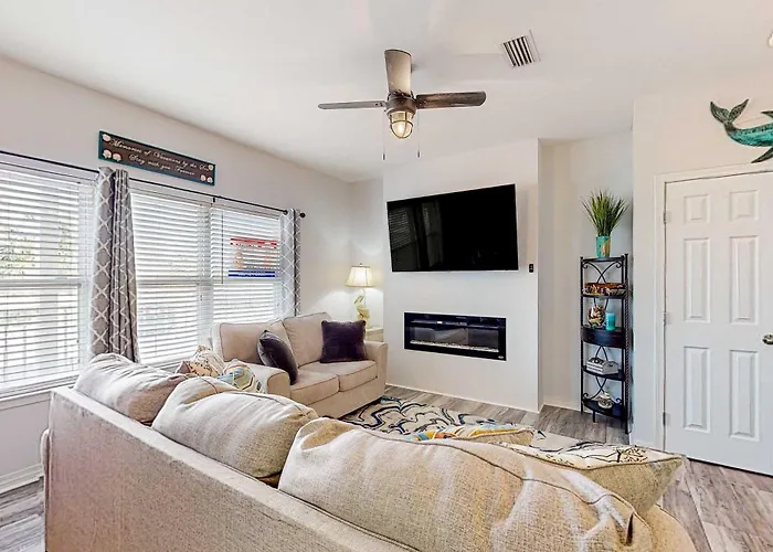 Renovated 1st-floor With Pool & New Furnishings - 1 Block To The Gulf Shores