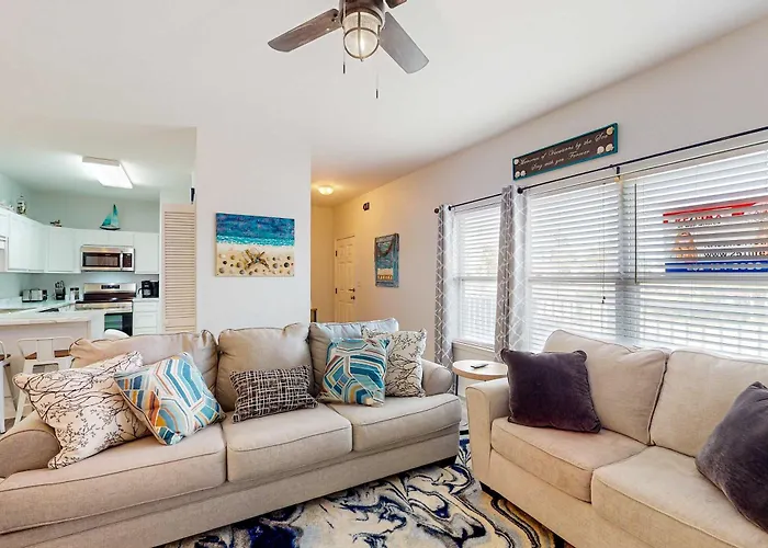 Renovated 1st-floor With Pool & New Furnishings - 1 Block To The Gulf Shores