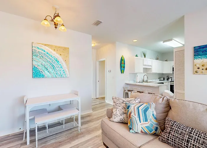 Renovated 1st-floor With Pool & New Furnishings - 1 Block To The Holiday home