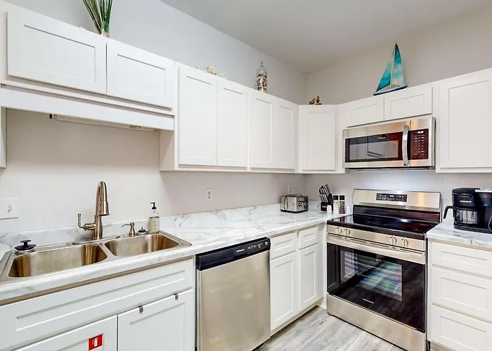 Holiday home Renovated 1st-floor With Pool & New Furnishings - 1 Block To The Gulf Shores