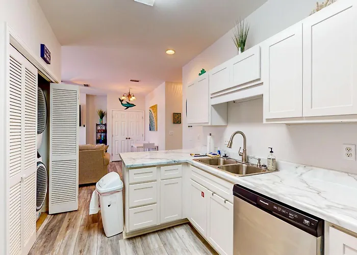 Renovated 1st-floor With Pool & New Furnishings - 1 Block To The Holiday home