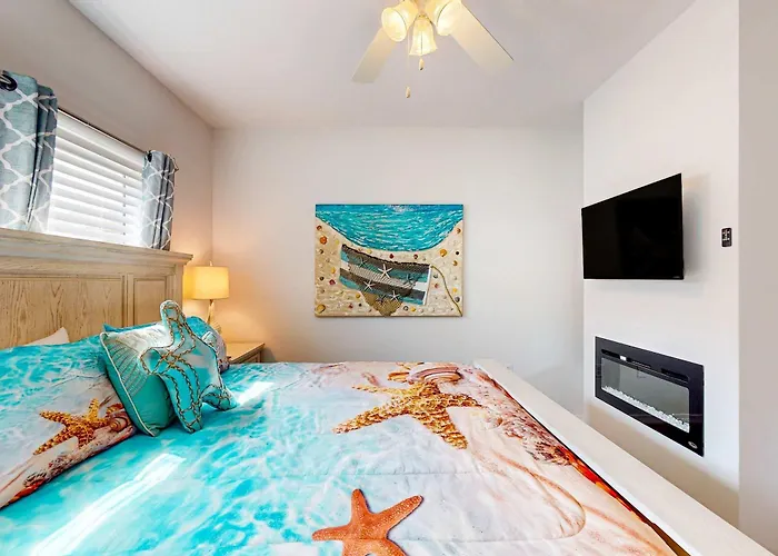 Renovated 1st-floor With Pool & New Furnishings - 1 Block To The Holiday home *