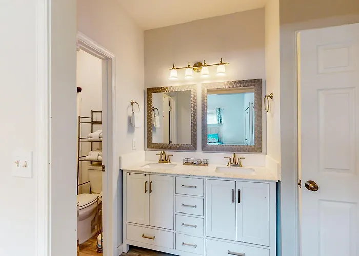 Renovated 1st-floor With Pool & New Furnishings - 1 Block To The *
