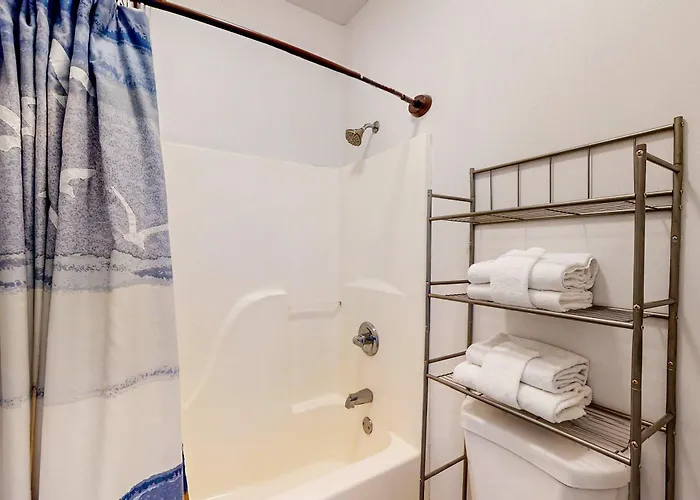 Renovated 1st-floor With Pool & New Furnishings - 1 Block To The Holiday home