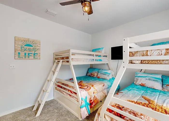 Renovated 1st-floor With Pool & New Furnishings - 1 Block To The