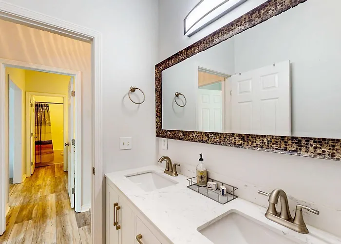 Renovated 1st-floor With Pool & New Furnishings - 1 Block To The Holiday home Gulf Shores