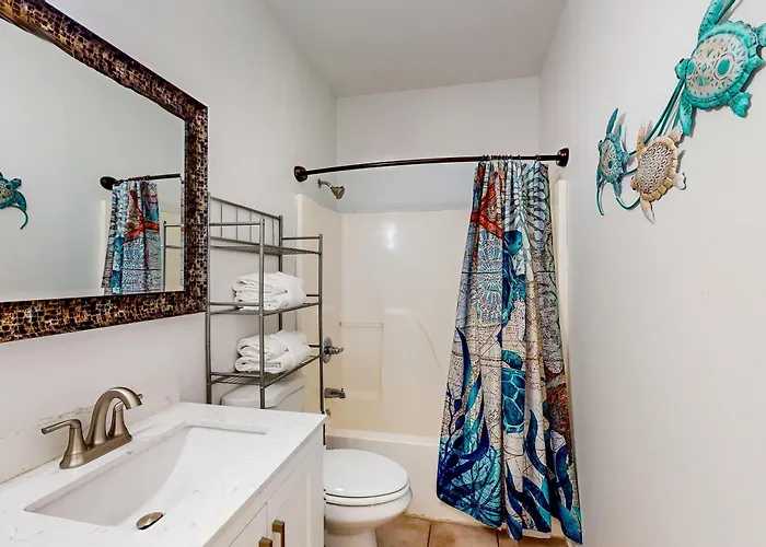 Renovated 1st-floor With Pool & New Furnishings - 1 Block To The Holiday home *