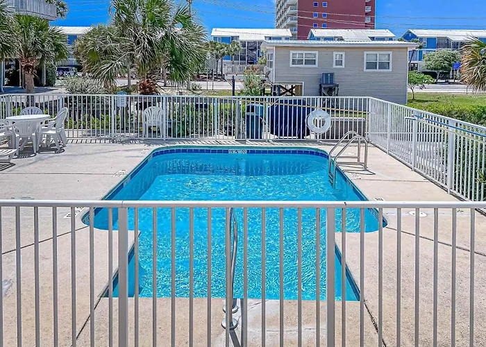 Renovated 1st-floor With Pool & New Furnishings - 1 Block To The *